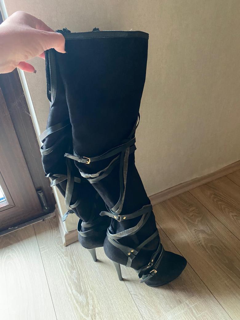 Wildlederstiefel schwarze Riemen